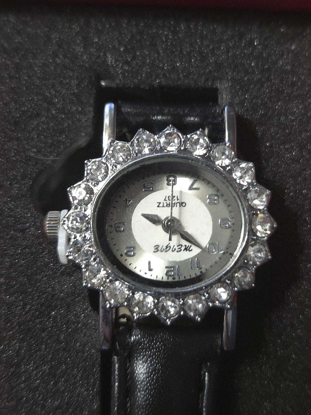 Meigie Womens Quartz Watch Set With 3 bands - Watch Needs Battery