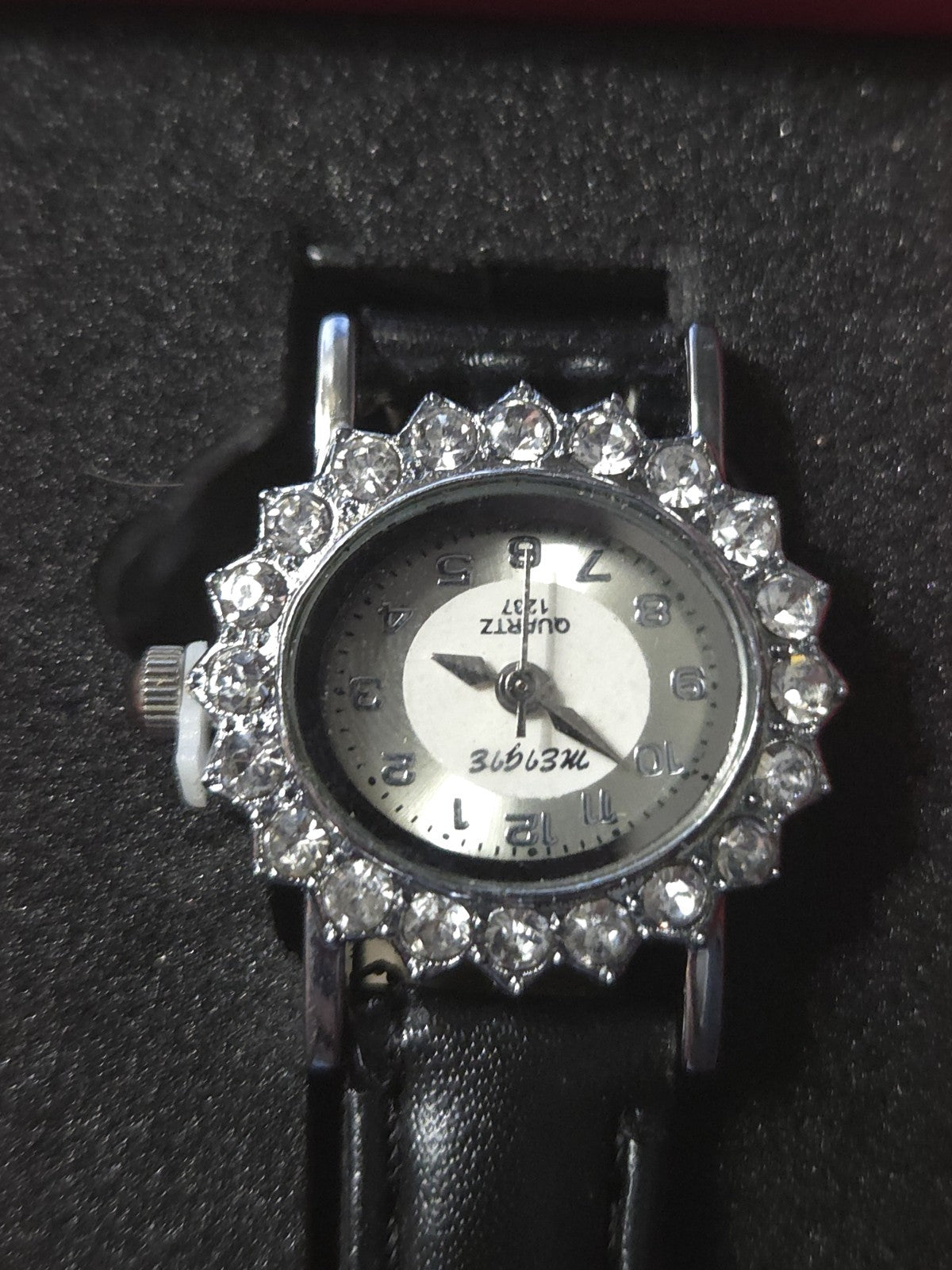 Meigie Womens Quartz Watch Set With 3 bands - Watch Needs Battery