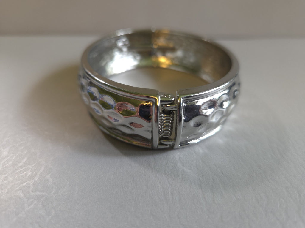 Vintage Estate Jewelry silver-tone hinged bangle bracelet with hammered texture
