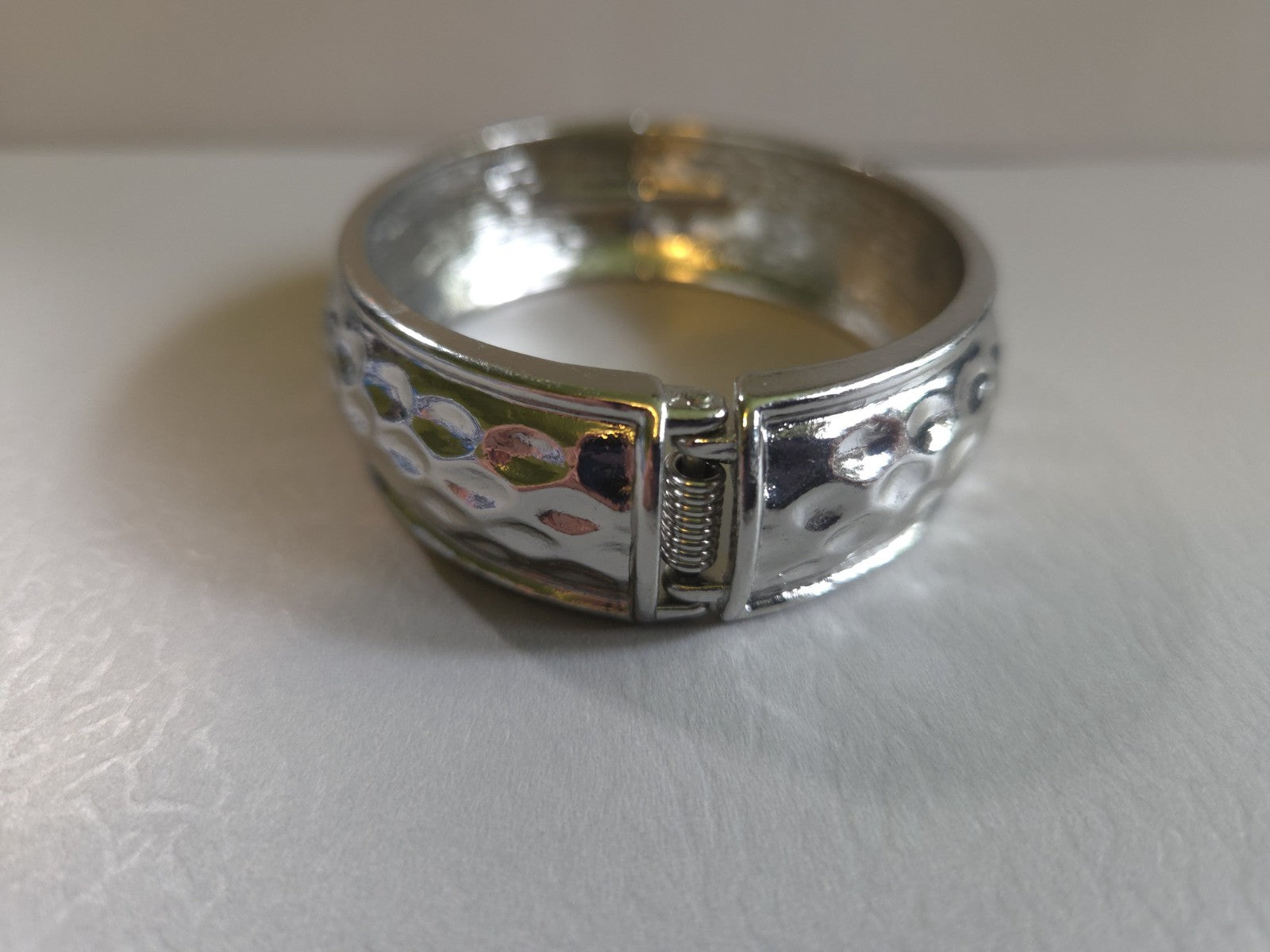 Vintage Estate Jewelry silver-tone hinged bangle bracelet with hammered texture