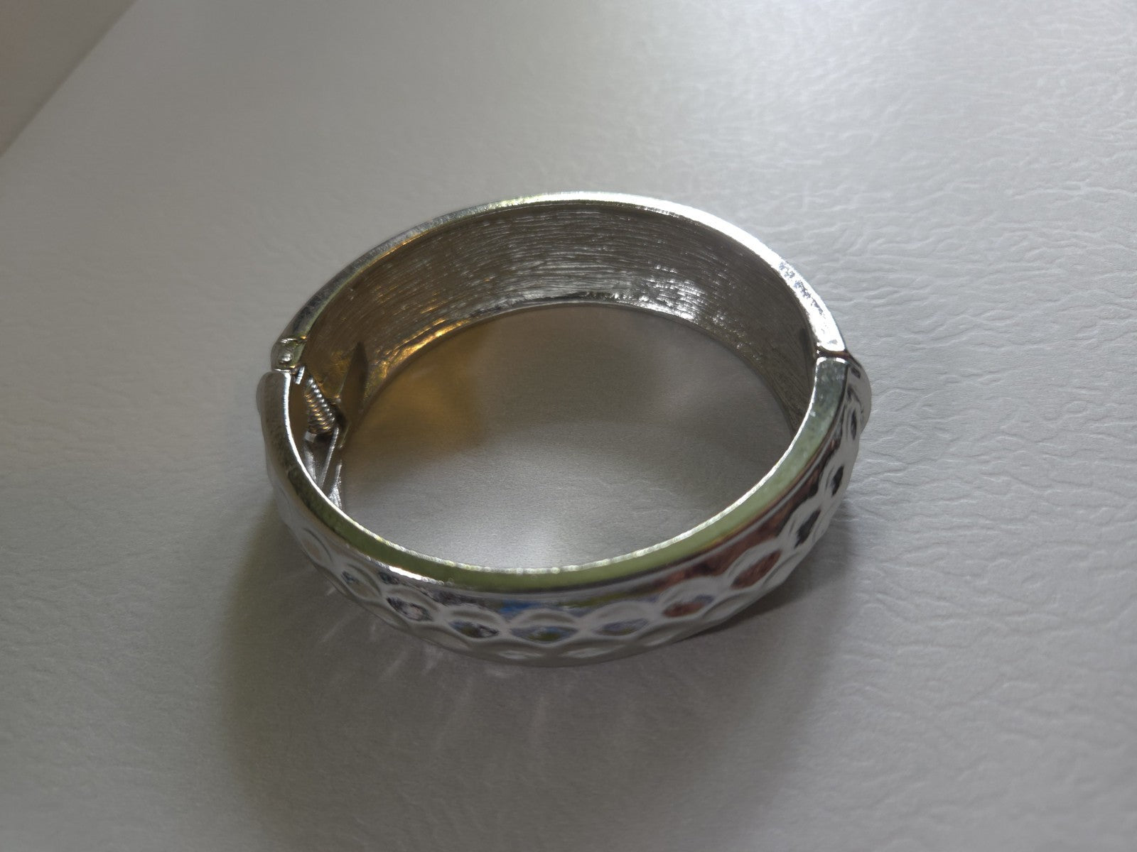 Vintage Estate Jewelry silver-tone hinged bangle bracelet with hammered texture