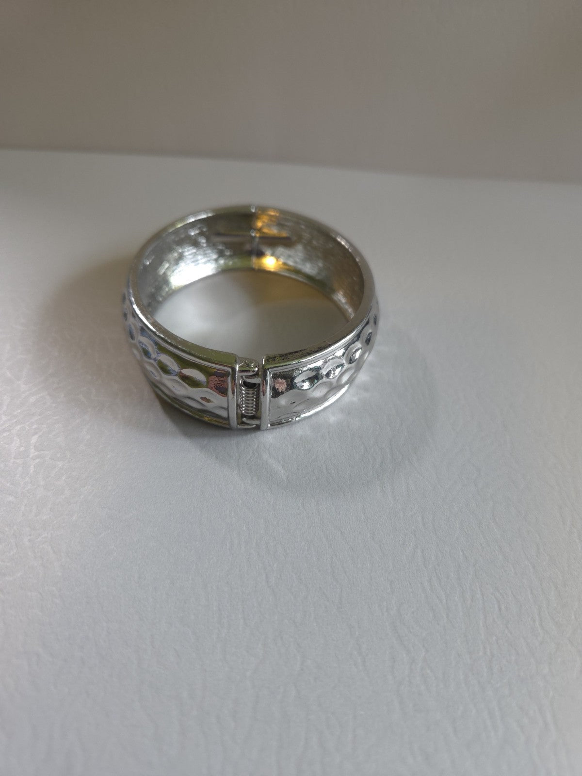 Vintage Estate Jewelry silver-tone hinged bangle bracelet with hammered texture
