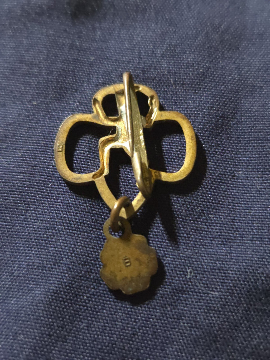 VINTAGE GIRL SCOUT - BROWNIE MEMBERSHIP PIN WITH PETAL
