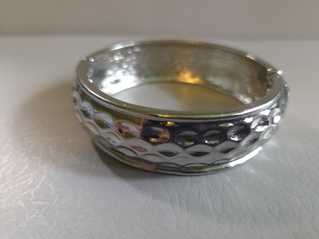 Vintage Estate Jewelry silver-tone hinged bangle bracelet with hammered texture