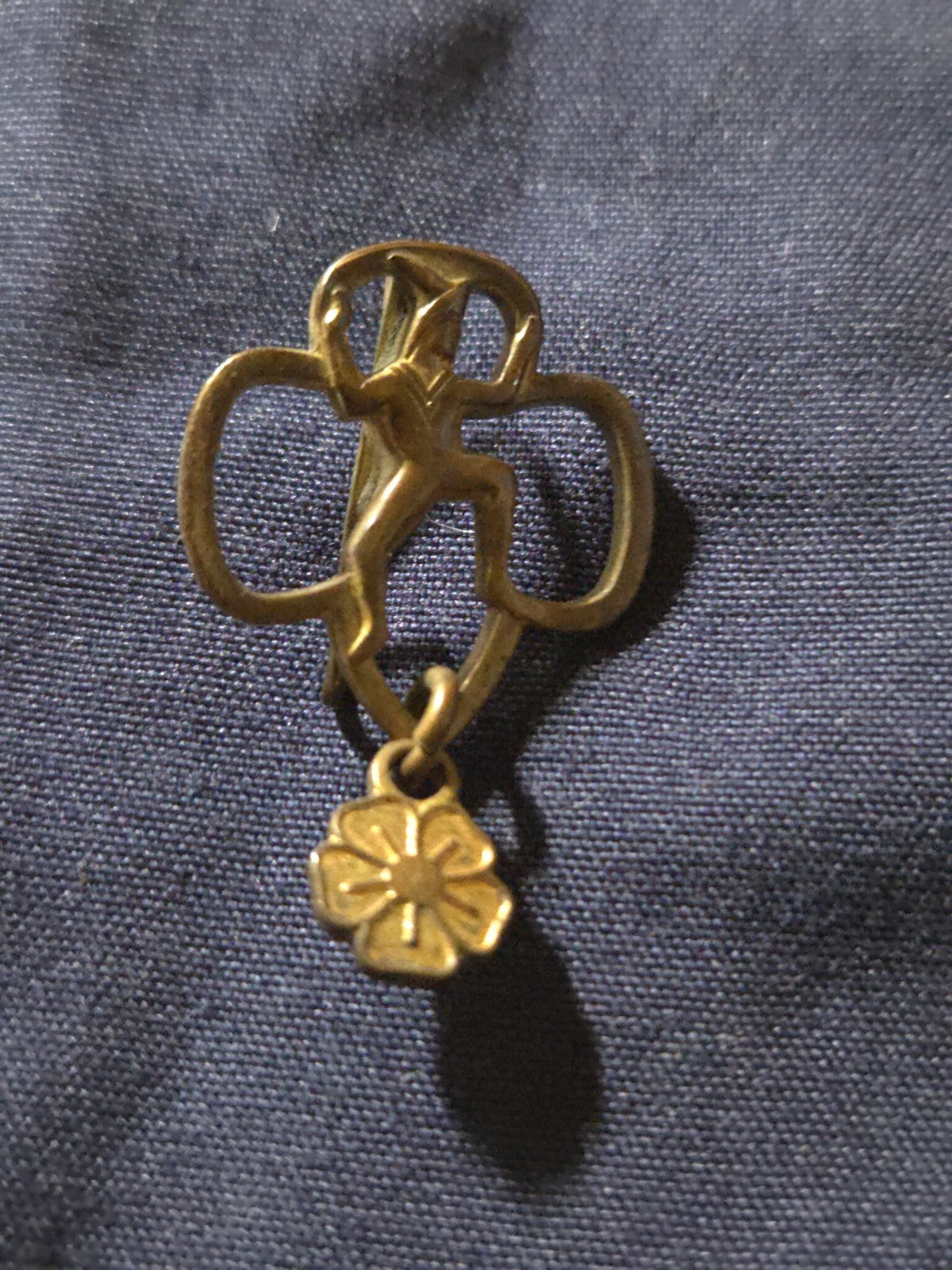 VINTAGE GIRL SCOUT - BROWNIE MEMBERSHIP PIN WITH PETAL