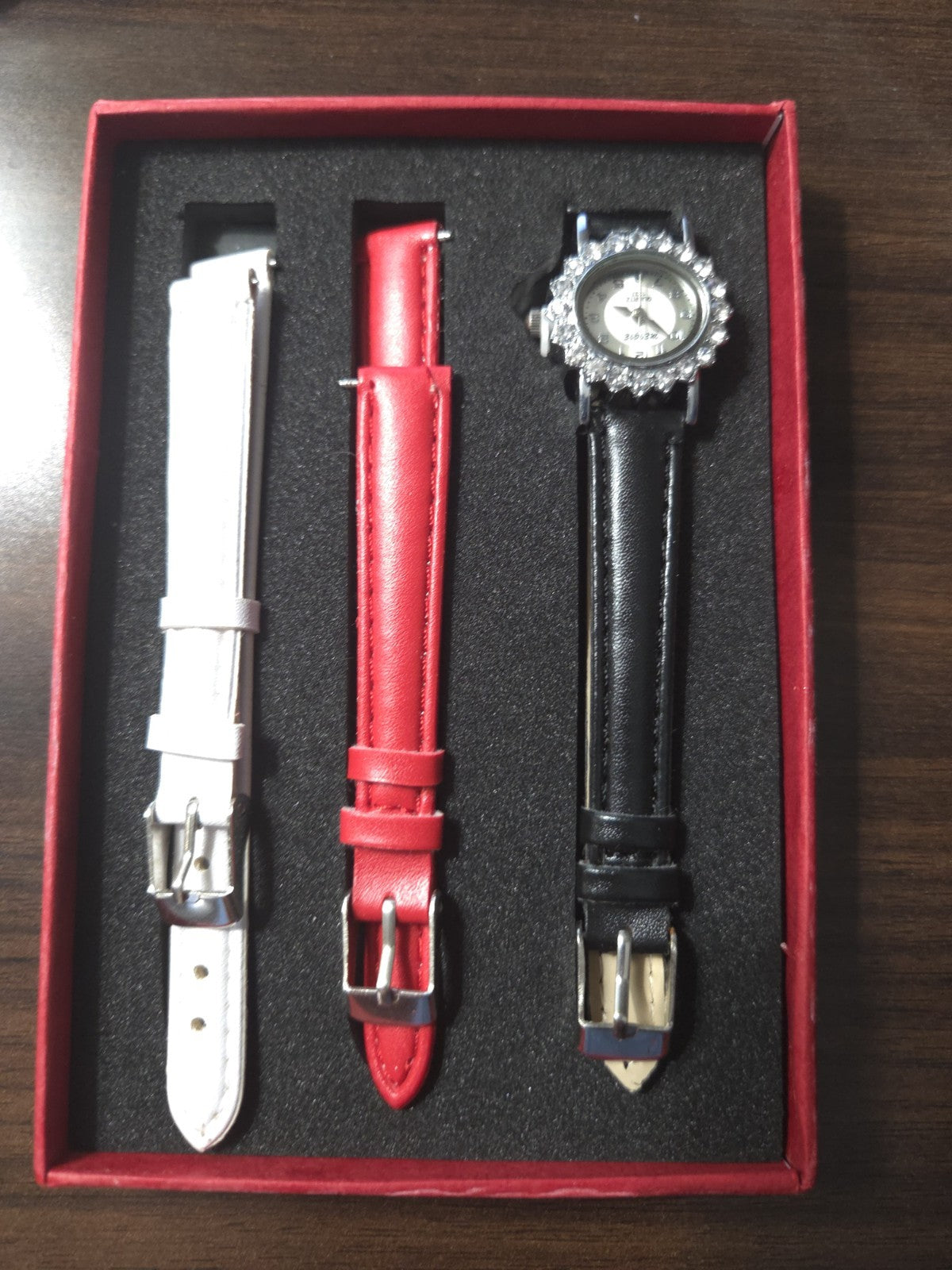 Meigie Womens Quartz Watch Set With 3 bands - Watch Needs Battery
