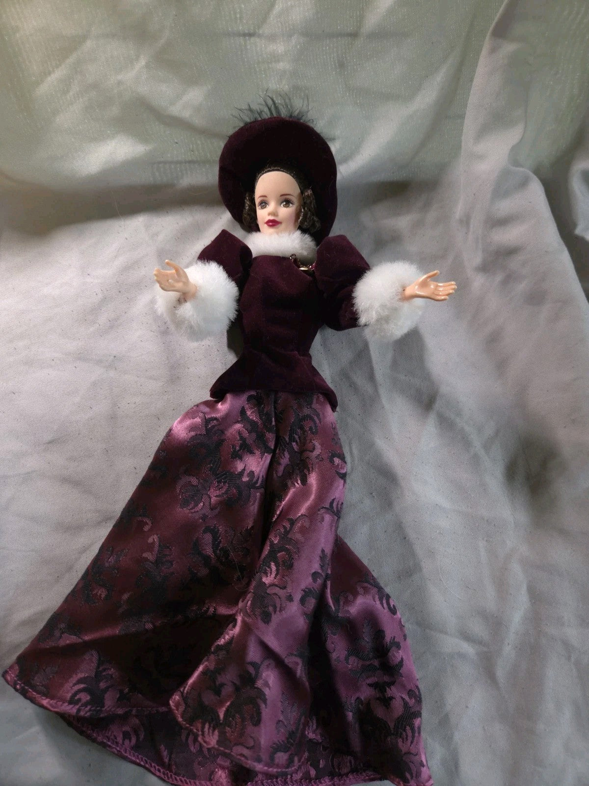 Barbie - 1996 Hallmark Holiday Traditions Doll,  Non-Mint Box