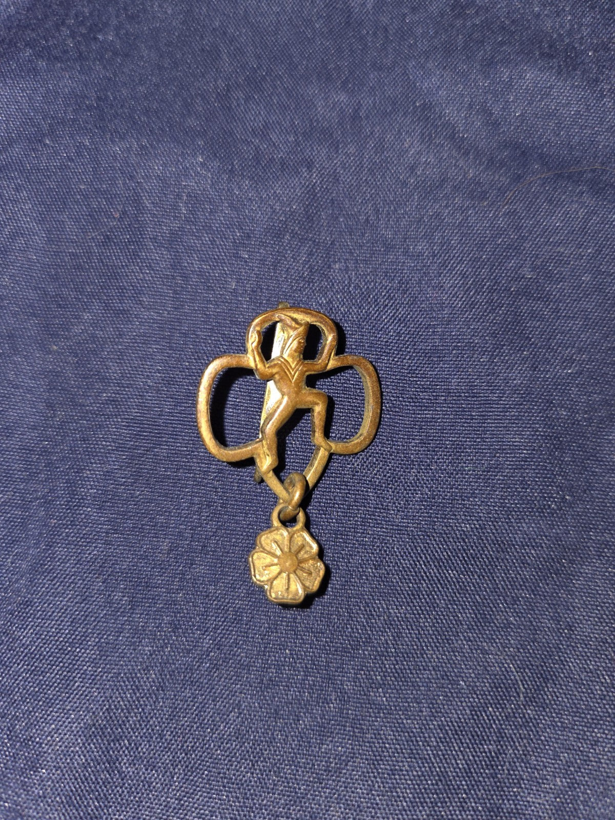 VINTAGE GIRL SCOUT - BROWNIE MEMBERSHIP PIN WITH PETAL