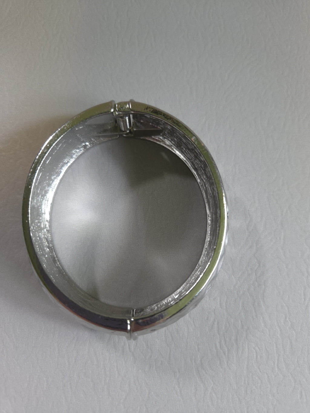 Vintage Estate Jewelry silver-tone hinged bangle bracelet with hammered texture
