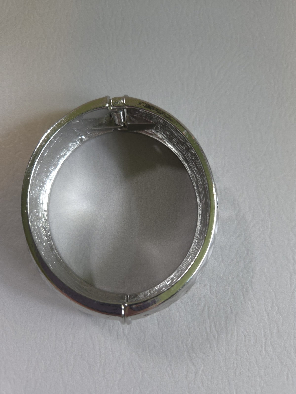 Vintage Estate Jewelry silver-tone hinged bangle bracelet with hammered texture