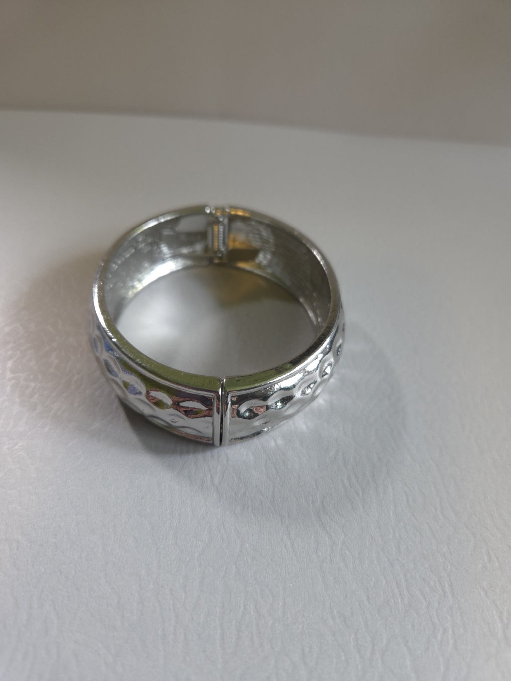 Vintage Estate Jewelry silver-tone hinged bangle bracelet with hammered texture