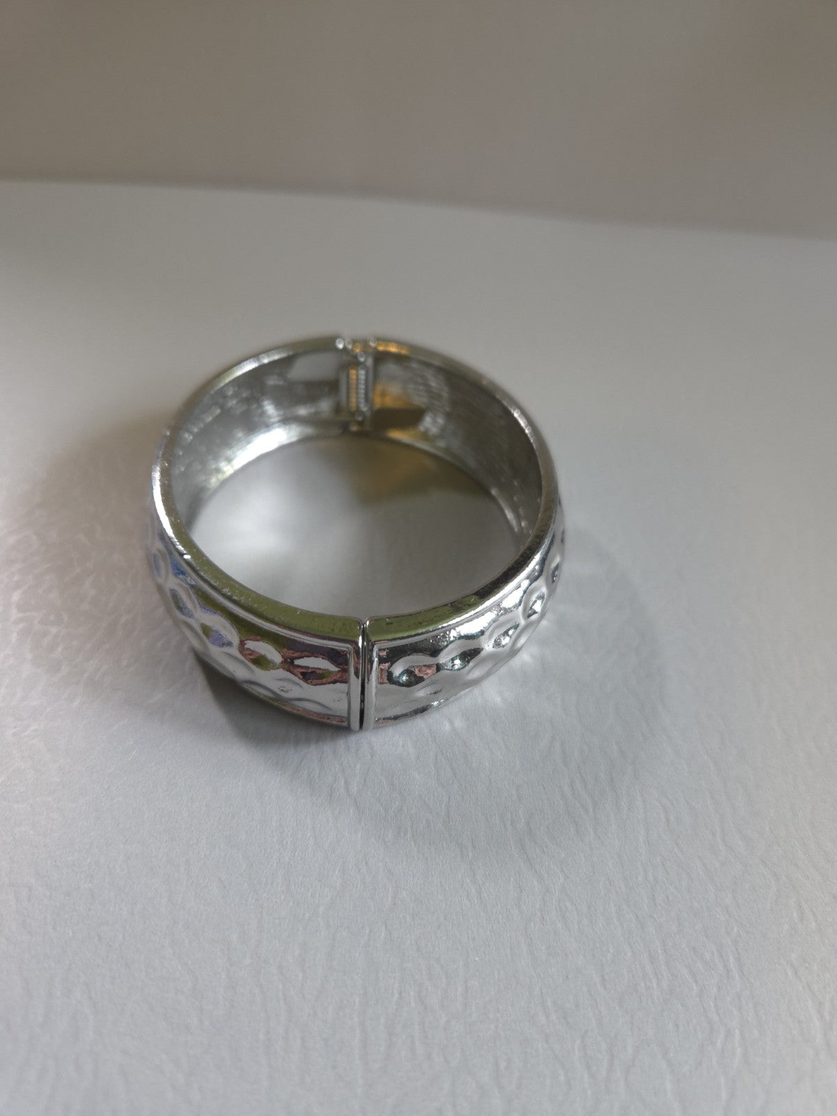 Vintage Estate Jewelry silver-tone hinged bangle bracelet with hammered texture