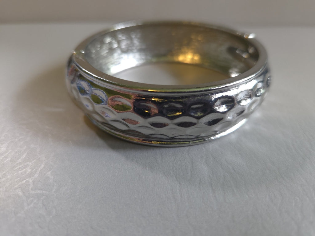 Vintage Estate Jewelry silver-tone hinged bangle bracelet with hammered texture