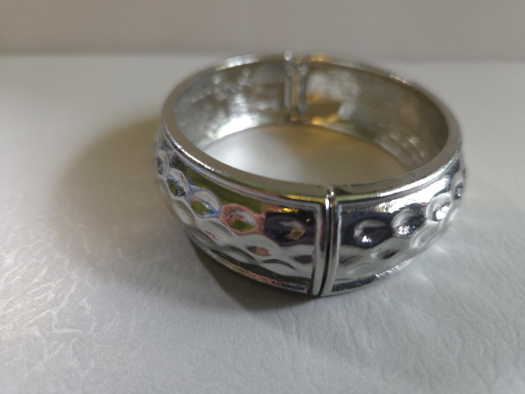 Vintage Estate Jewelry silver-tone hinged bangle bracelet with hammered texture