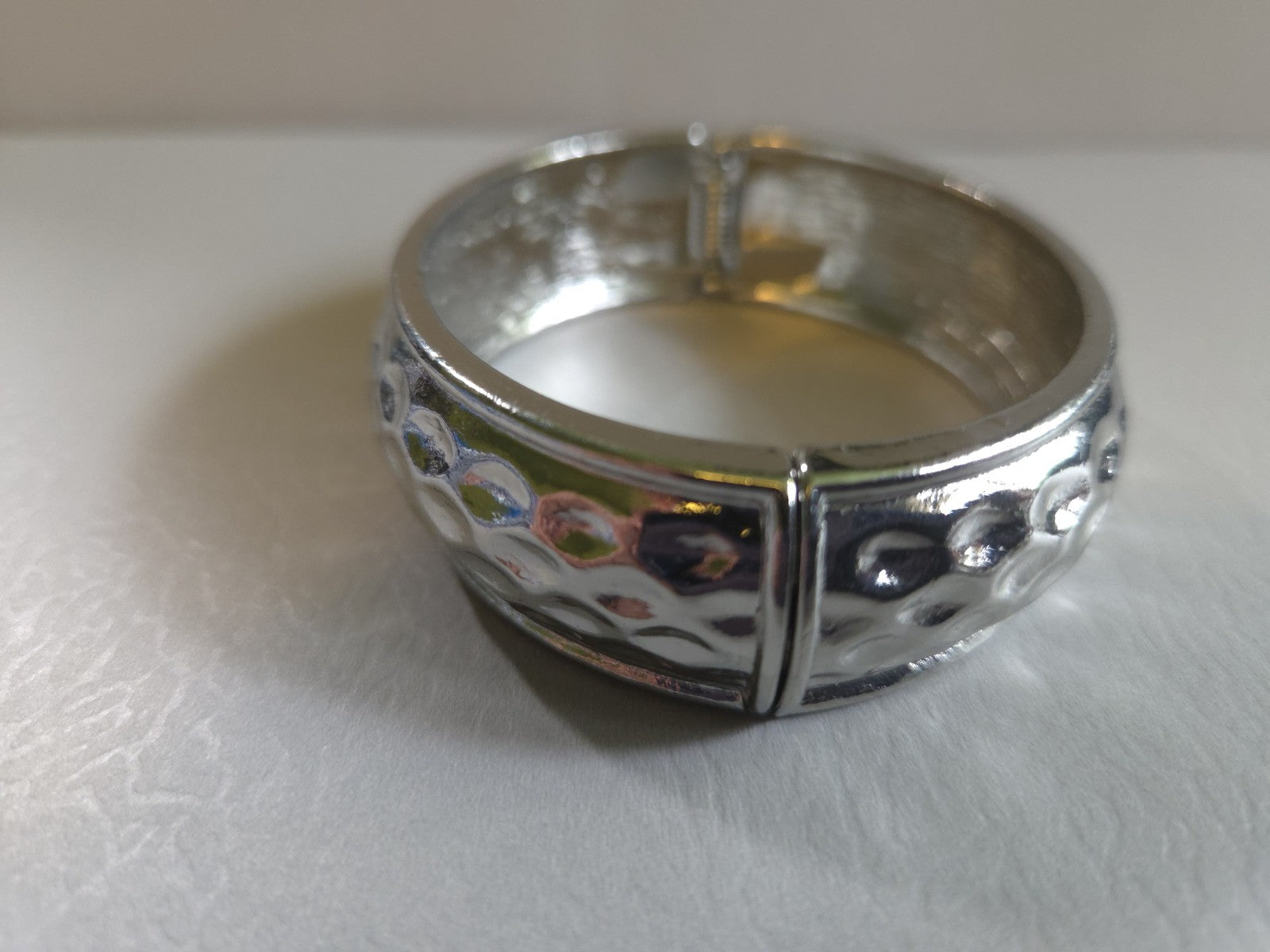 Vintage Estate Jewelry silver-tone hinged bangle bracelet with hammered texture