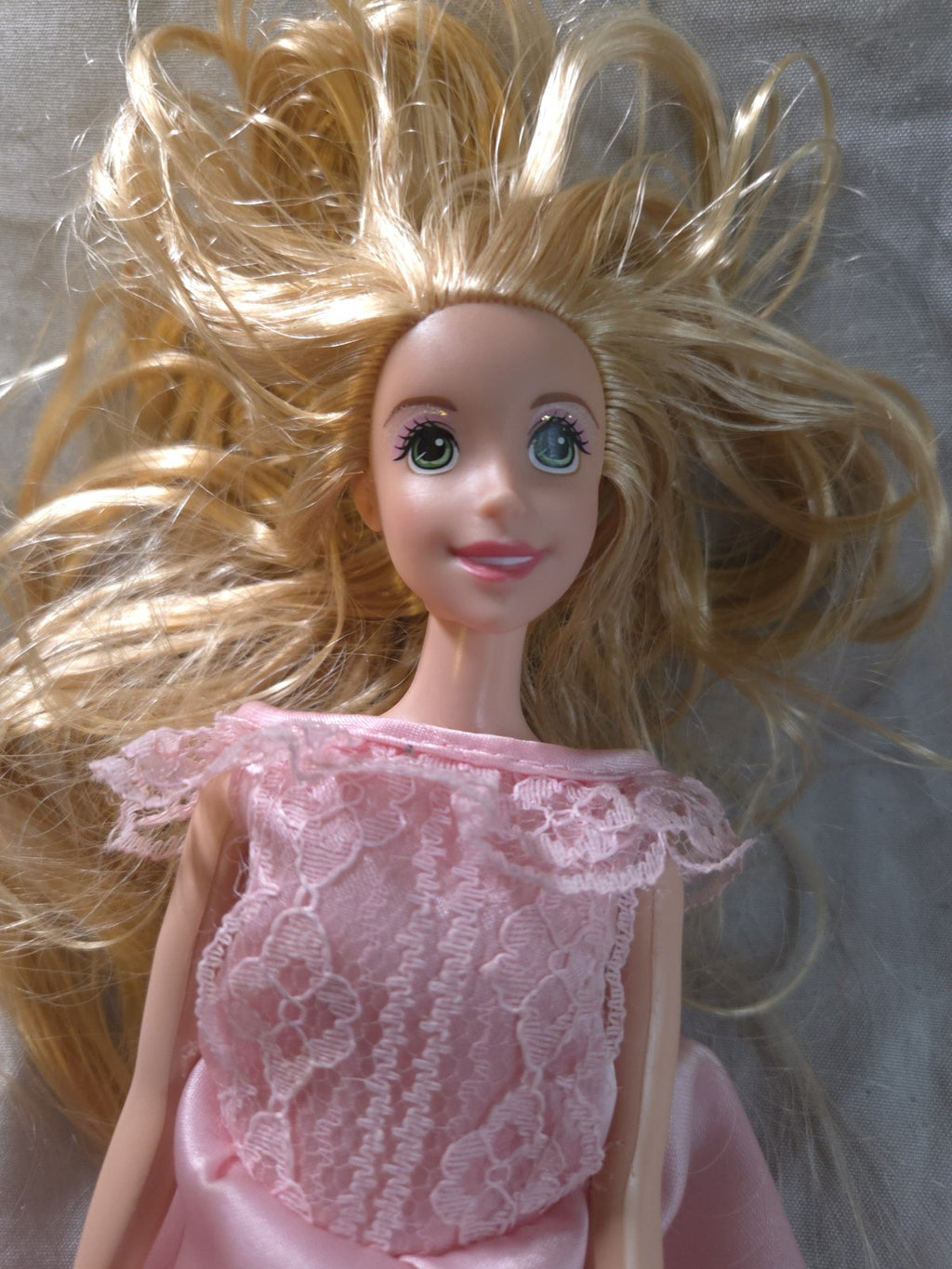 2009 Barbie In Pink Dress With Lace