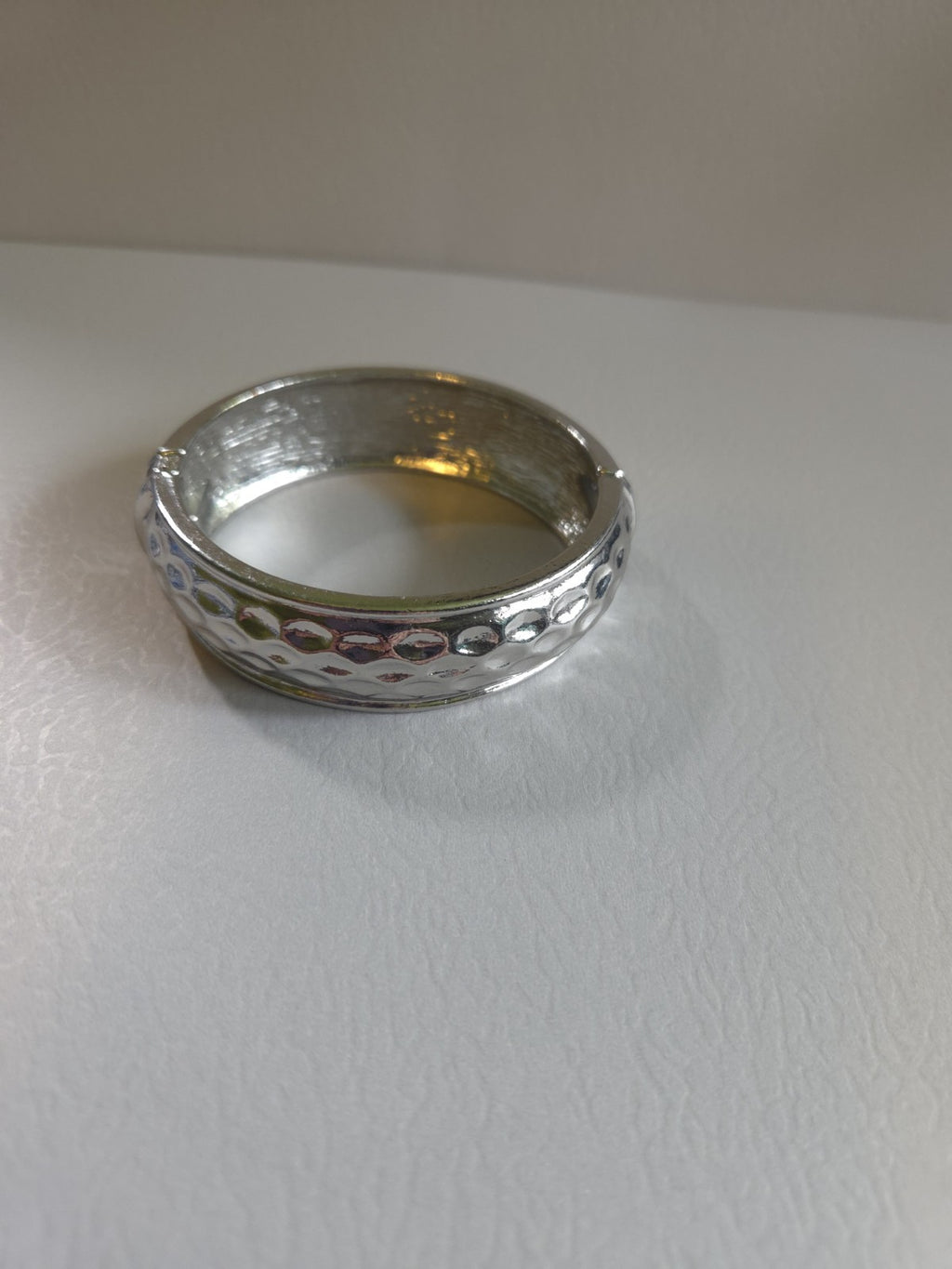 Vintage Estate Jewelry silver-tone hinged bangle bracelet with hammered texture