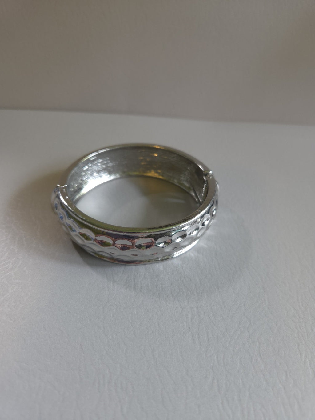 Vintage Estate Jewelry silver-tone hinged bangle bracelet with hammered texture