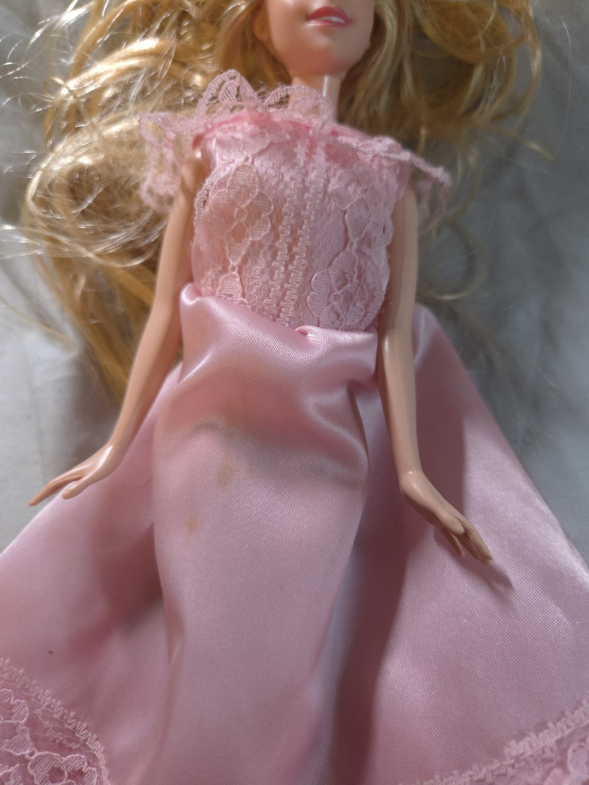 2009 Barbie In Pink Dress With Lace