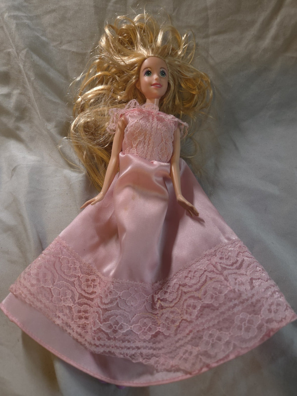 2009 Barbie In Pink Dress With Lace