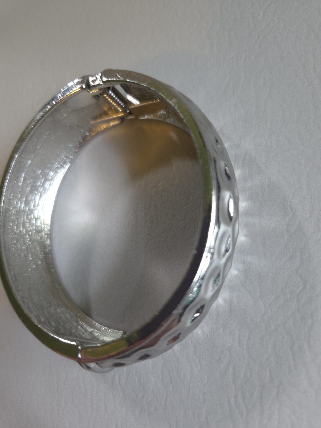 Vintage Estate Jewelry silver-tone hinged bangle bracelet with hammered texture
